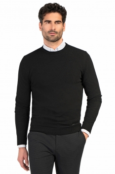 Slim body black sweater